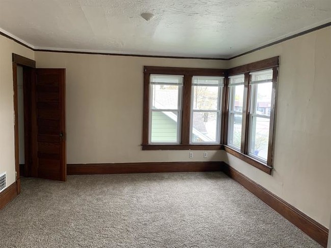 Building Photo - Must See 2 Bedroom Menasha
