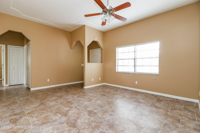 Building Photo - 2210 Alexander Dr