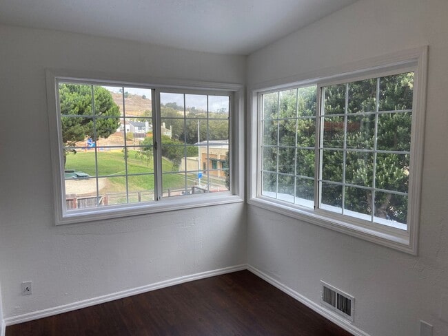 Building Photo - Single-Family Home 3BD/2BA Is Immediately ...