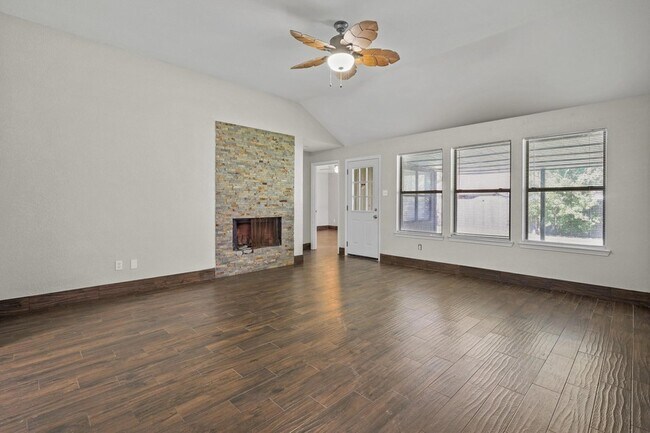 Building Photo - 2516 Woodlark Dr