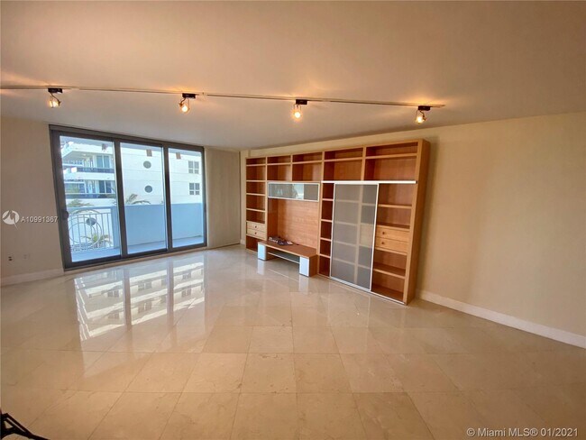 Foto del edificio - 5825 Collins Ave