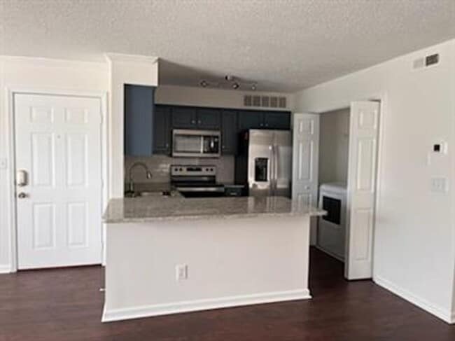 Building Photo - Remodeled downstairs condo in Madison city!