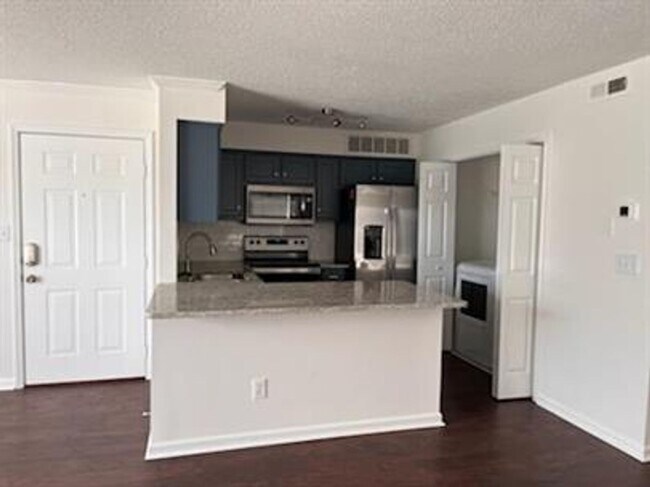 Foto del edificio - Remodeled downstairs condo in Madison city!