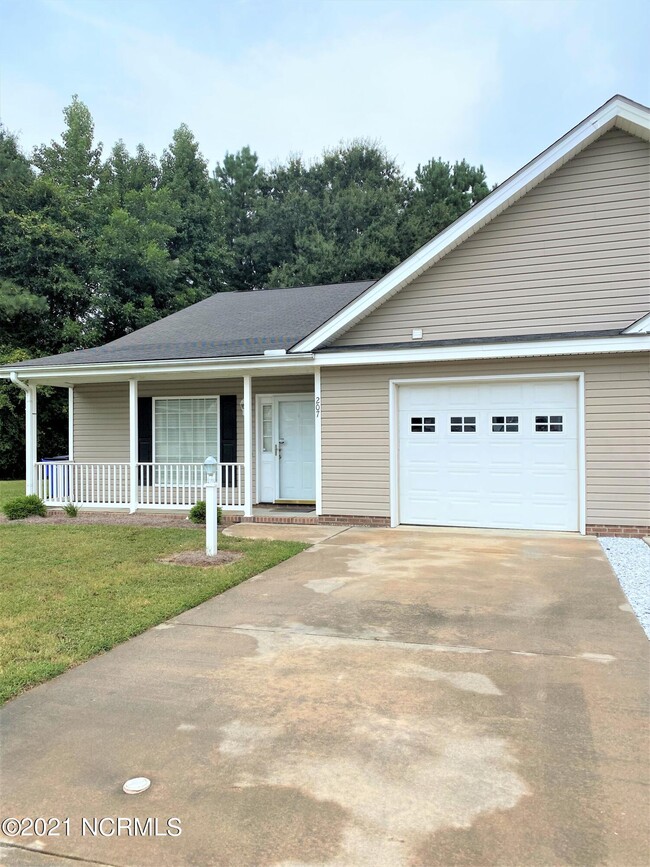 Building Photo - 207 Village Ct
