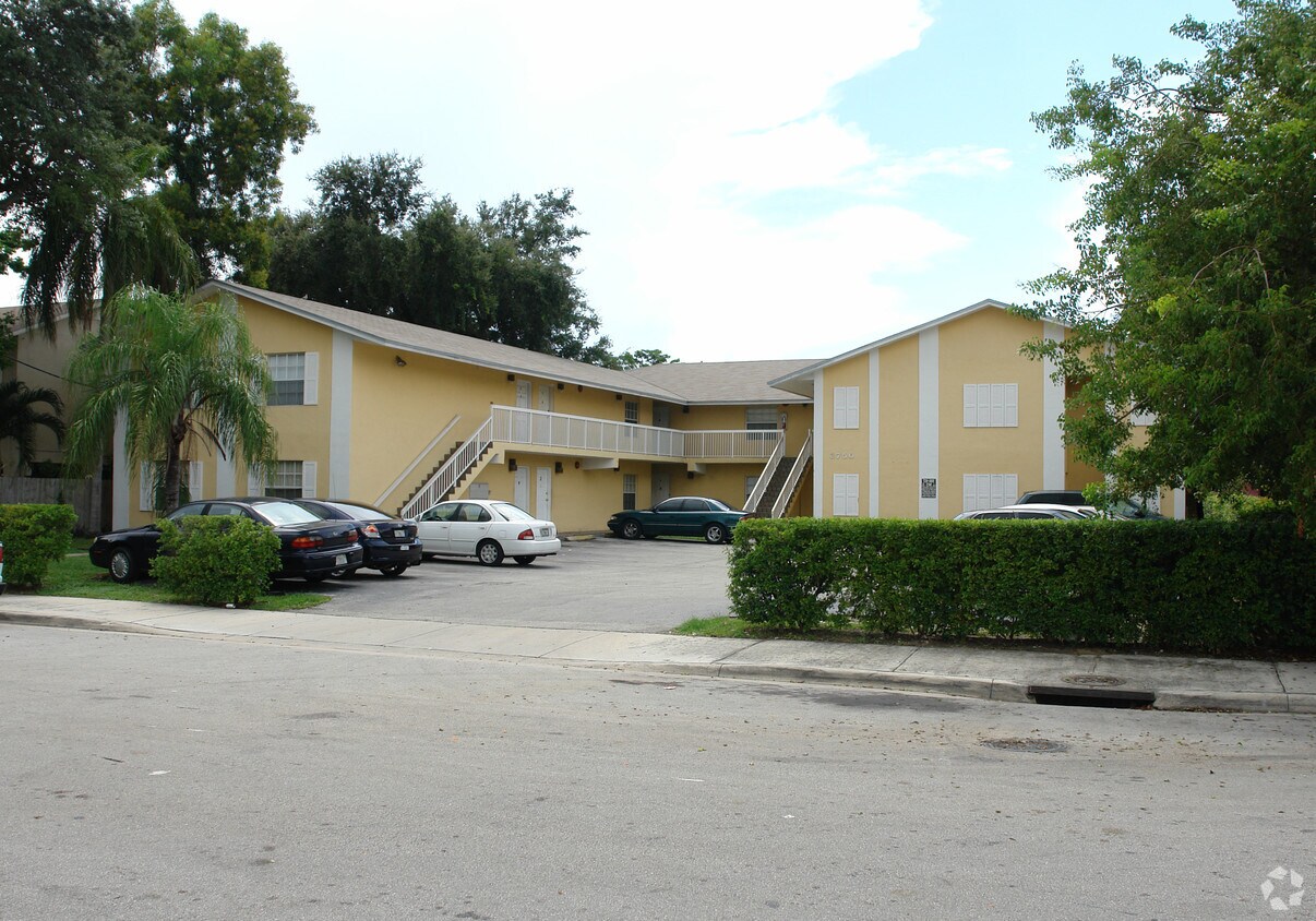 Building Photo - 2750 SW 10th Ter