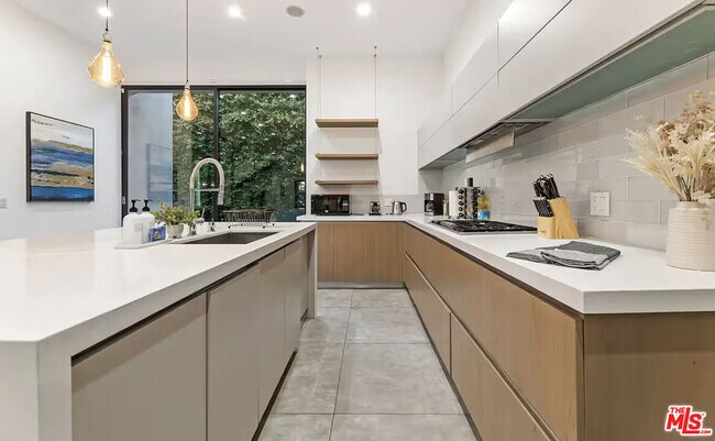 Foto del edificio - 742 N Cherokee Ave
