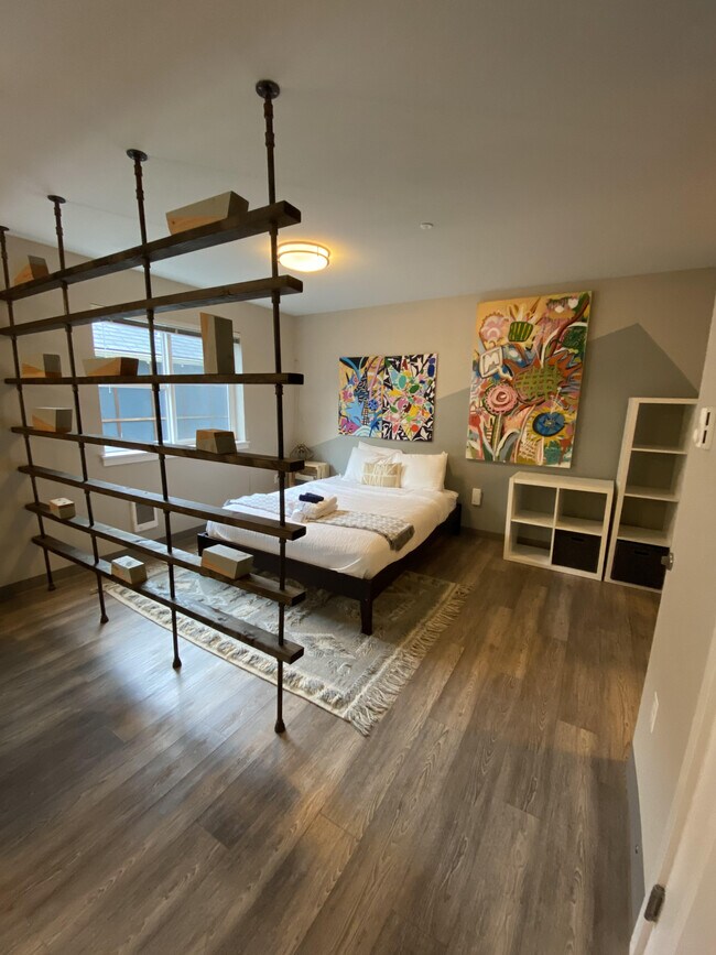 Building Photo - Madison 2.0 - Studio + extra room