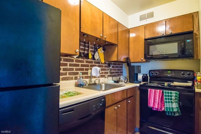 Building Photo - 1 br, 1 bath Apartment - 5310 Pembroke Place