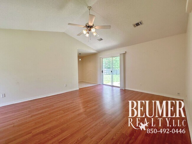 Foto del edificio - Charming 3-Bedroom Home in Lake Cook Estat...