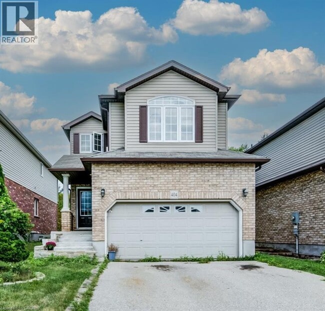 Building Photo - 404 Tealby Crescent