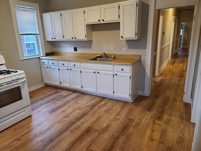 Foto del edificio - Sunny Renovated Oak Sq. Brighton 4Bed; No ...