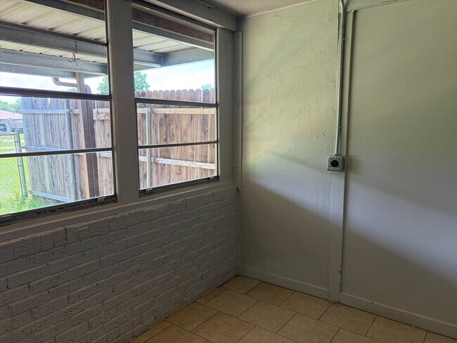 Building Photo - Nice size 2 bedroom for rent