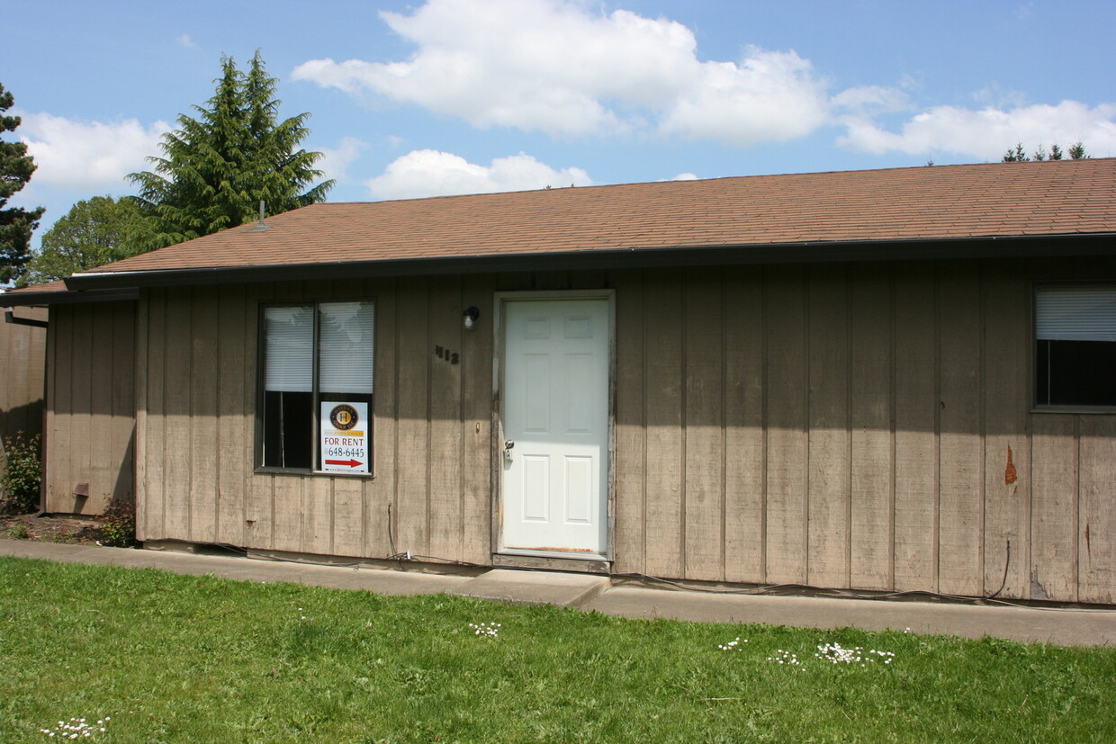 Foto principal - 2 bedroom 1 bath duplex