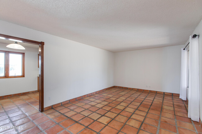 Foto del edificio - 1119 E Balboa Dr