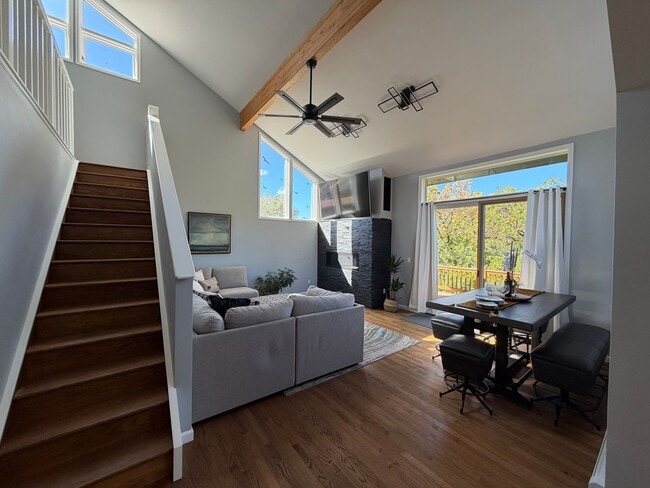Building Photo - 3 Bedroom 2.5 Bath Home with 2 Car Garage ...