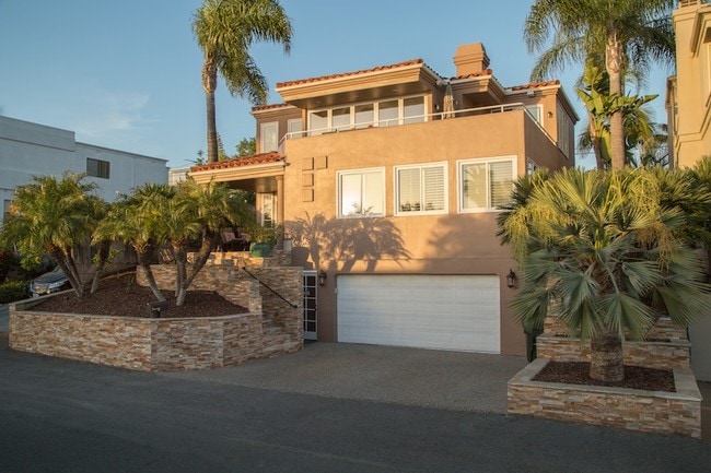 Orientación oeste para avistamiento de ballenas. - 2281 Cambridge Ave