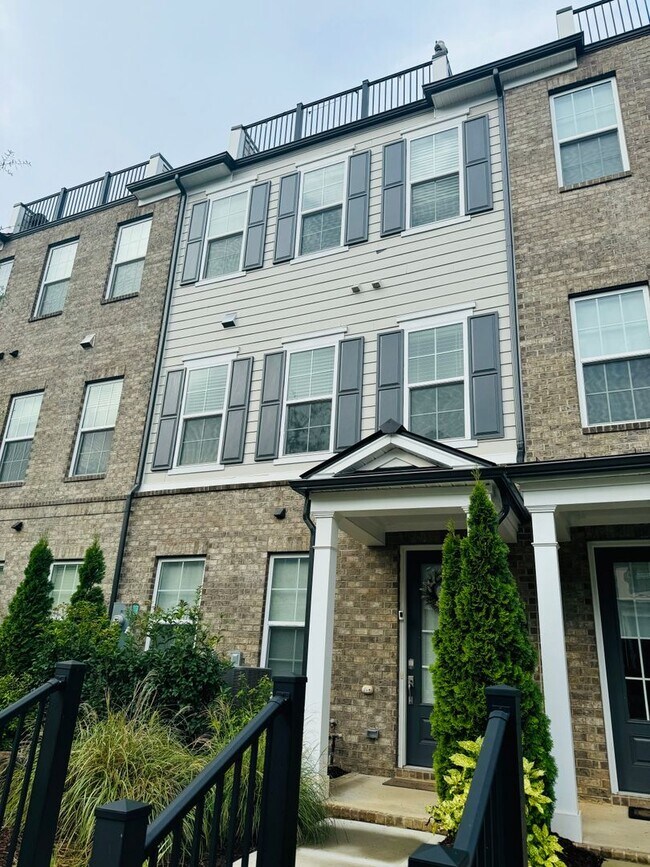 Building Photo - 2512 Kenmore Ave