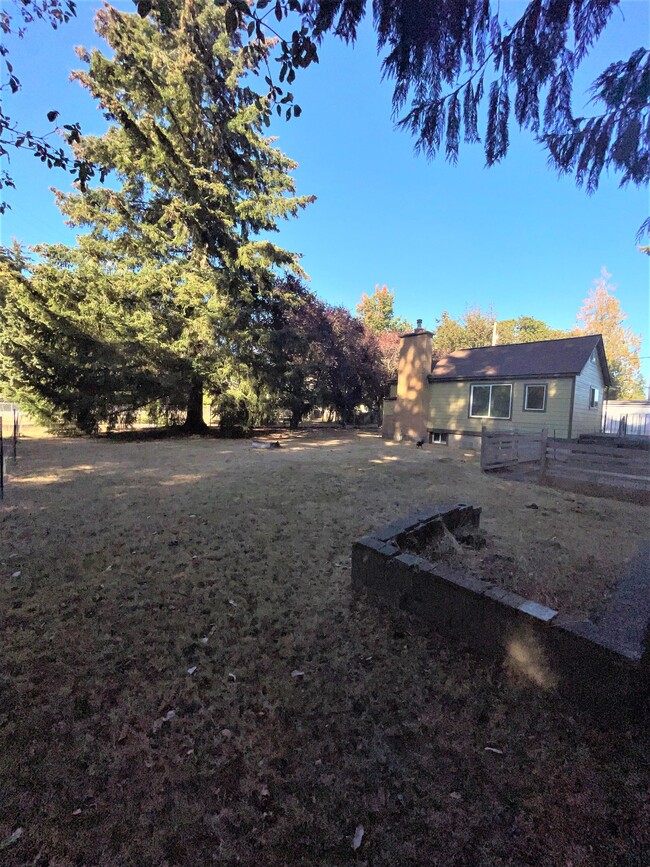 Foto del edificio - 2690 Erlands Point Rd NW