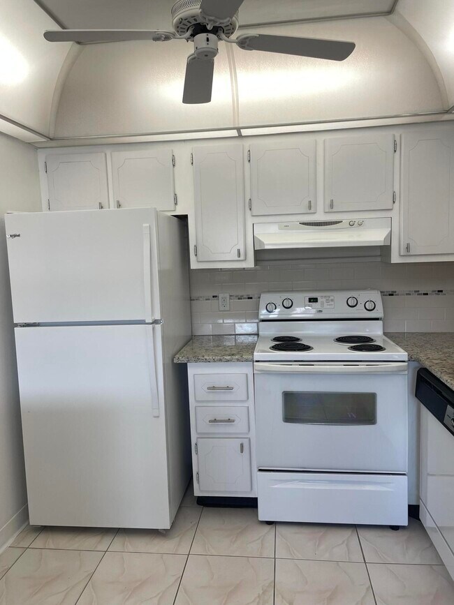 Foto del edificio - 659 Brittany Ct