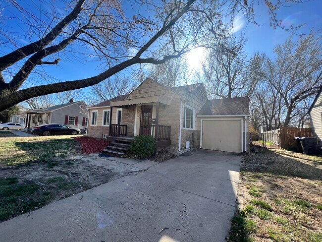 Building Photo - 839 N Ridgewood Dr
