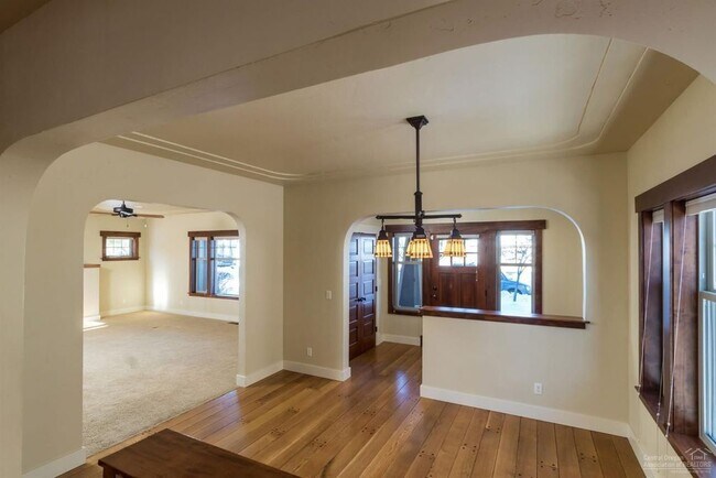 Building Photo - Large home on Awbrey Butte