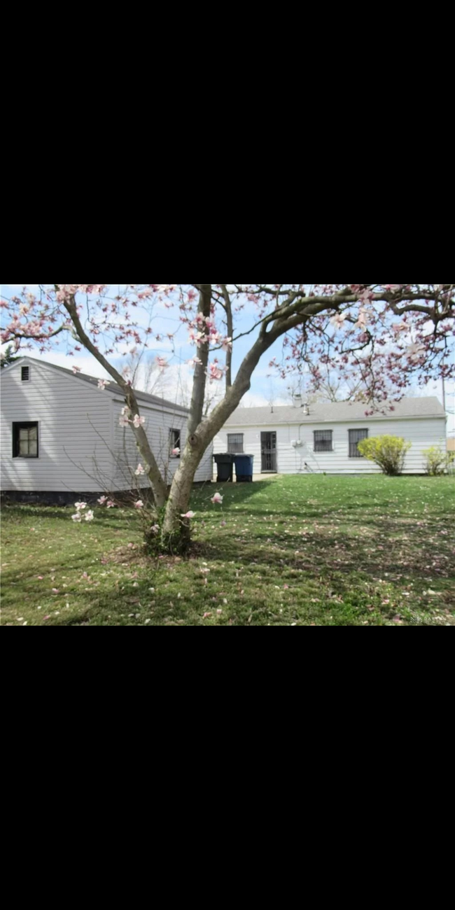 Huge backyard - 3356 Forent Ave