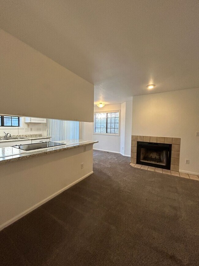 Foto del edificio - 2-Bedroom Condo for Rent in North Boulder