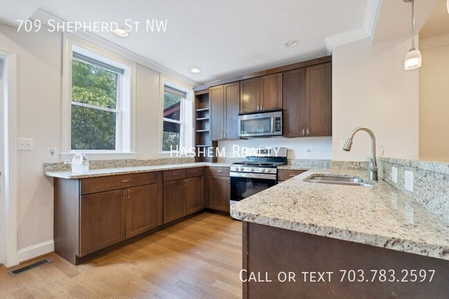 Foto del edificio - Spacious 4 Bedroom House in Washington, DC!