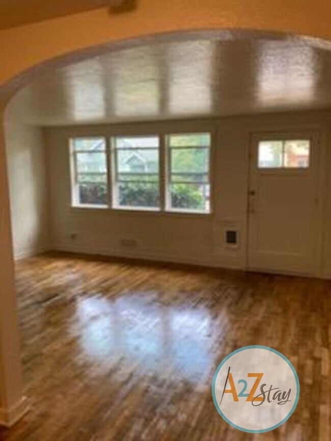 Building Photo - Ferry Street Triplex LTR
