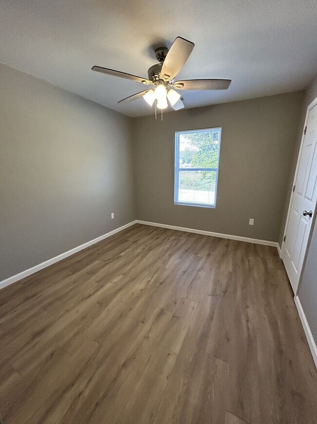 Building Photo - 714 Columbus St