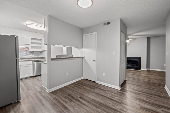 Foto del edificio - Bryan Woods Apartment