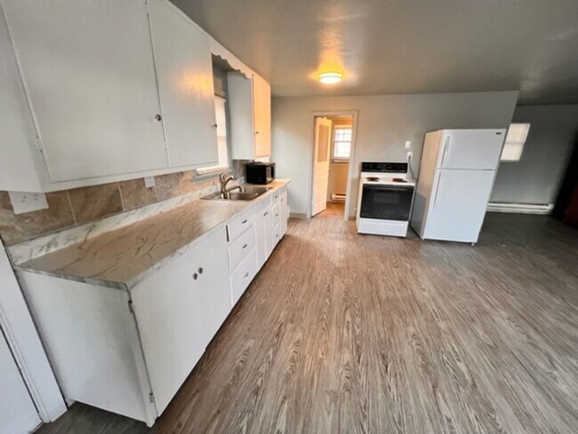 Building Photo - 1901 1/2 Federal Way - Studio Apartment