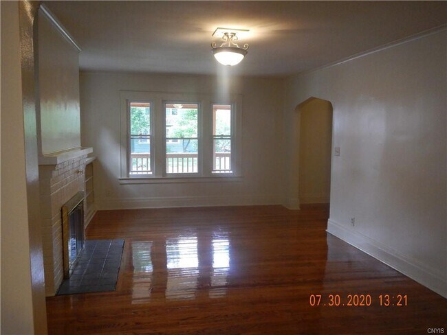 Foto del edificio - 231 Fellows Ave