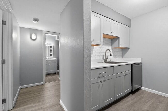 Foto del edificio - 3623 S Sheridan Blvd