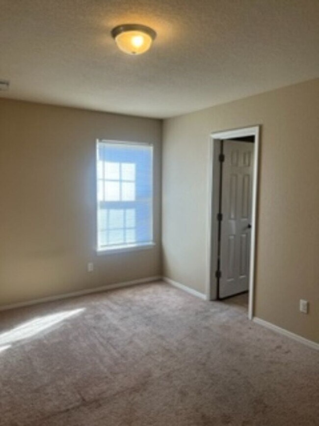 Building Photo - 3/2 Home, Fenced Yard, Covered Patio, 2 ca...