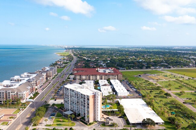 Building Photo - Spacious & Easy Condo on Ocean Drive