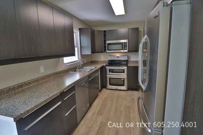 Building Photo - Awesome 5 bedroom 2 bathroom house in Siou...