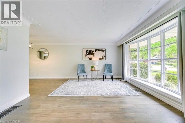 Building Photo - 356 Dunlop Crescent