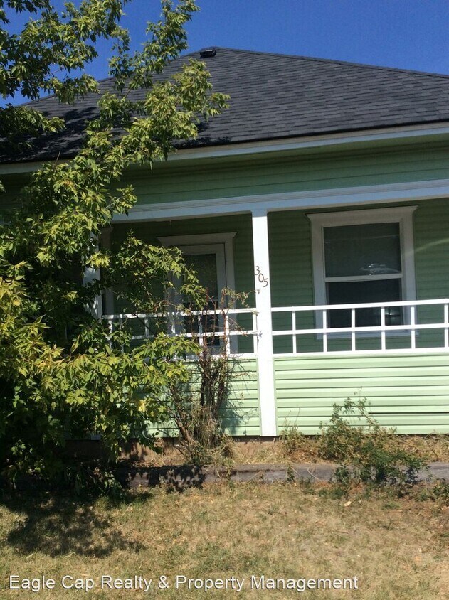 2 br, 1 bath House 305 Lake House Rental in La Grande, OR