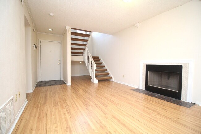 Foto del edificio - Southeast Pensacola 2BR, 2BA Townhome with Open Living Areas, Spacious Sunroom, Stainless Steel A...