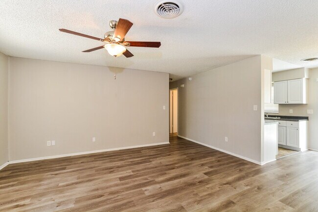 Building Photo - 10945 Tangora St