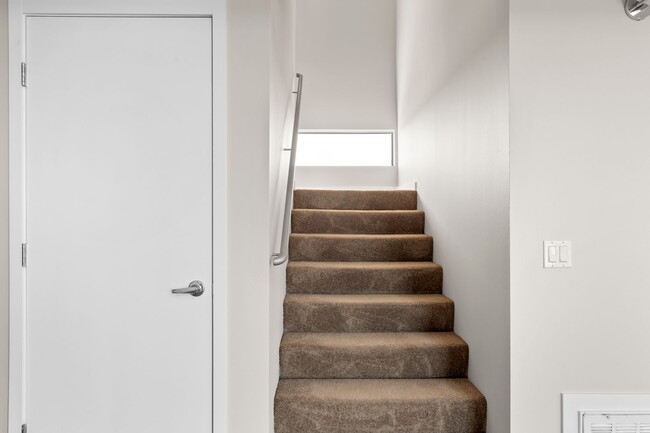 Building Photo - LOFT STYLE-4BED/2.5BATH TEMPE PENTHOUSE CONDO