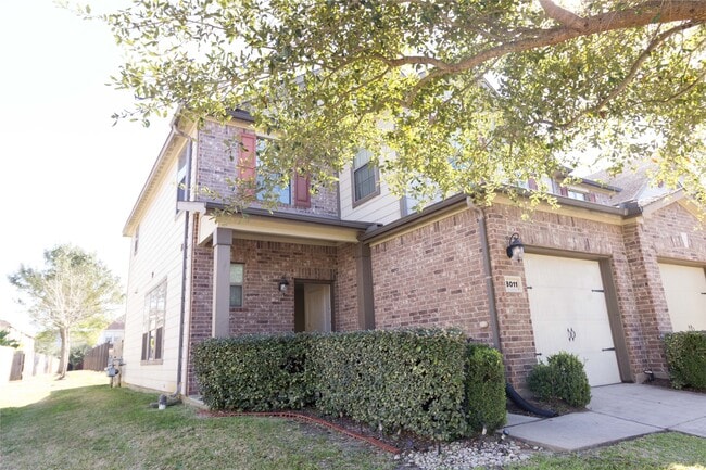 Foto del edificio - 8011 Singing Sonnet Ln