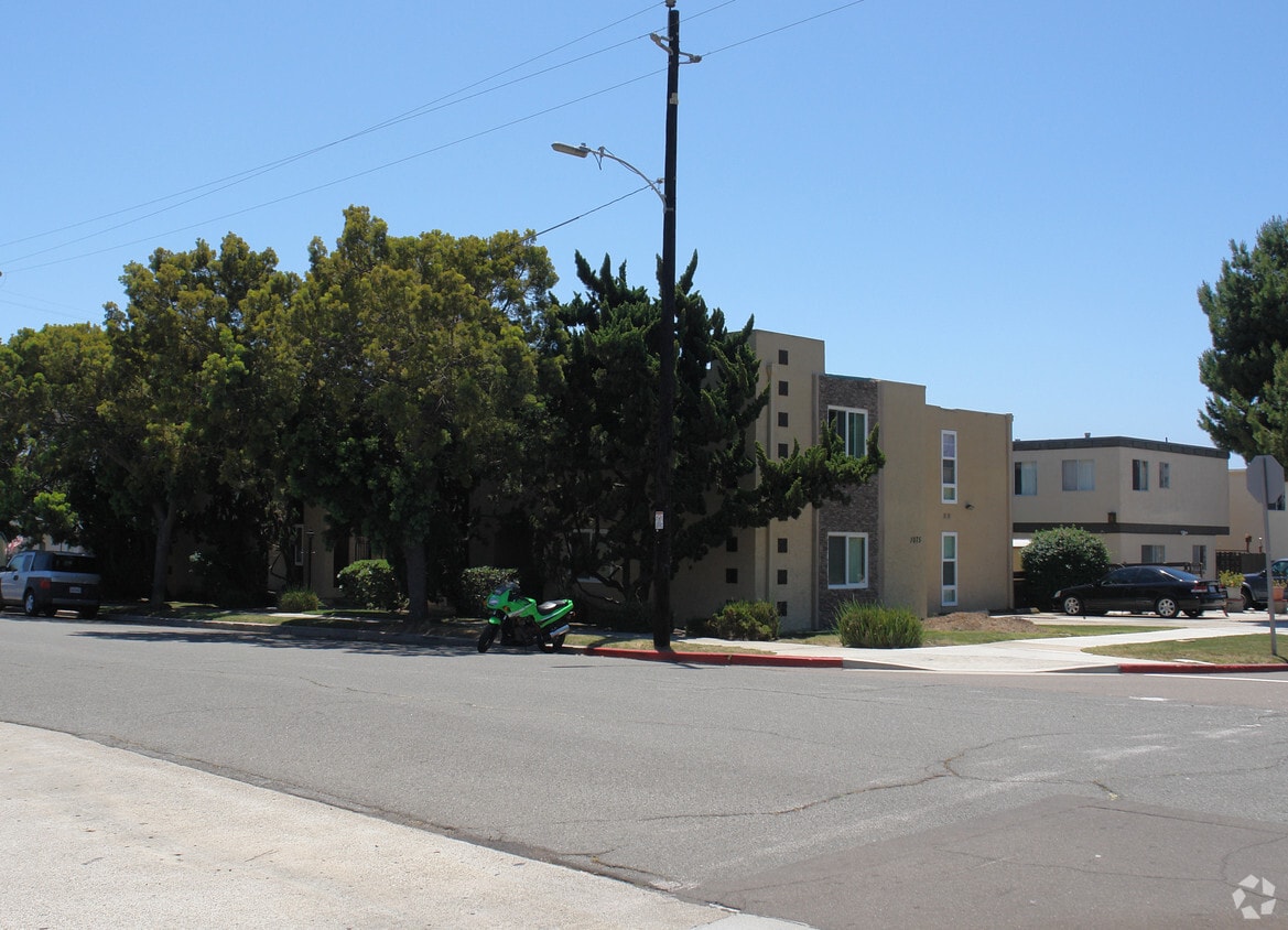 Primary Photo - 1075 Chalcedony St