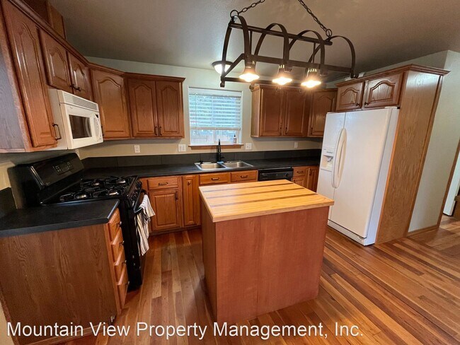Building Photo - 4 br, 2.5 bath House - 2765 NE Faith Dr.