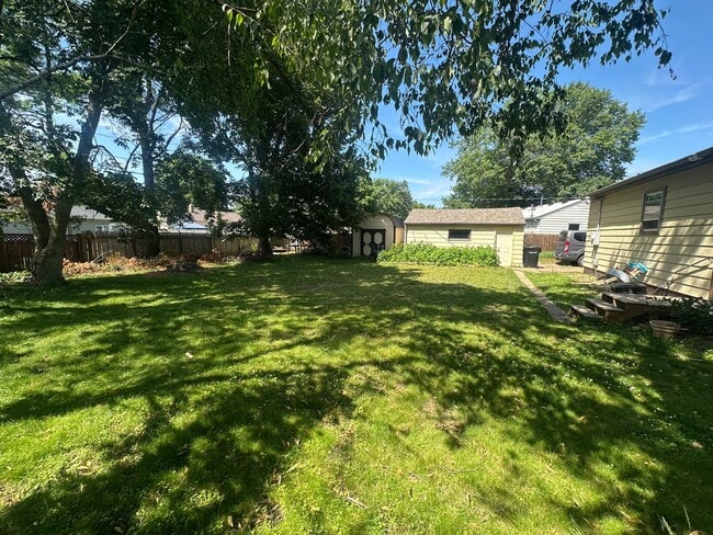 Building Photo - Charming 3 Bedroom Home in Heart if Maplew...