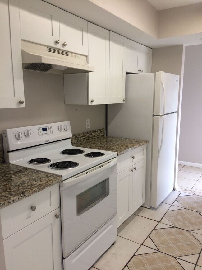 Building Photo - Renovated 4/2 SFR with extra large fenced ...