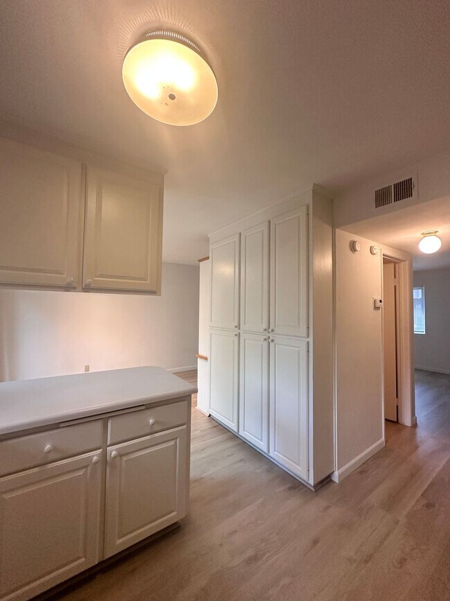 Foto del edificio - Unit with updated flooring!