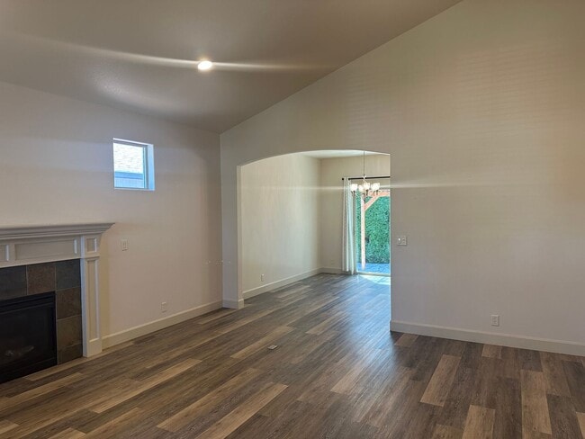 Building Photo - Beautifully updated 3 bedroom 2 bath house...