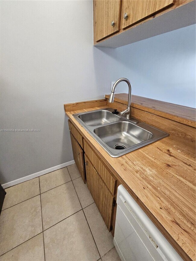Foto del edificio - 9946 Twin Lakes Dr